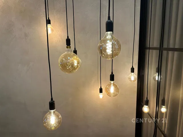 Кухня; кухненски уреди, дървен под, естествена светлина, модерен стил