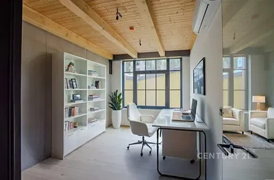 Küche; küchengeräte, holzboden, tageslicht, moderner stil