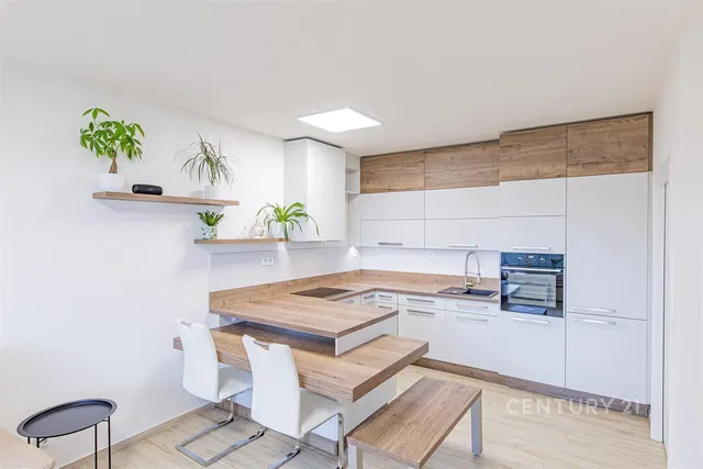 Küche; küchengeräte, holzboden, tageslicht, moderner stil