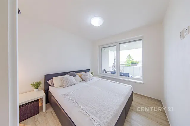 Cuisine; électroménager, parquet, lumière naturelle, style moderne