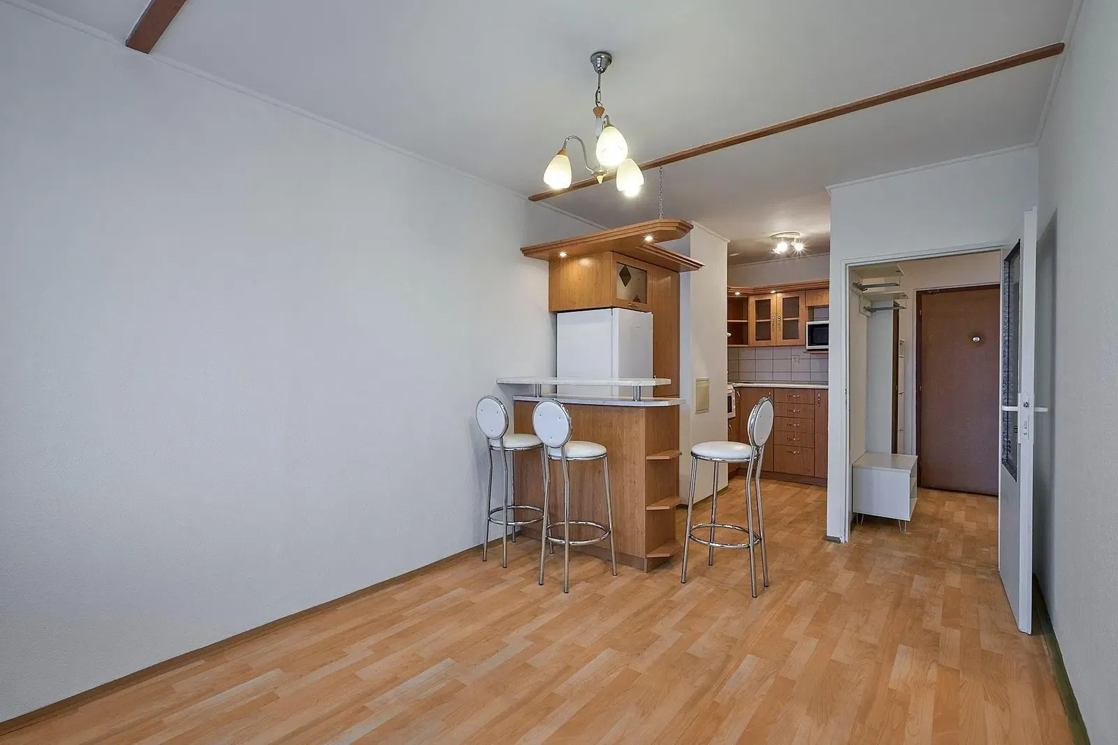 Salon; podłoga drewniana, światło dzienne, styl nowoczesny