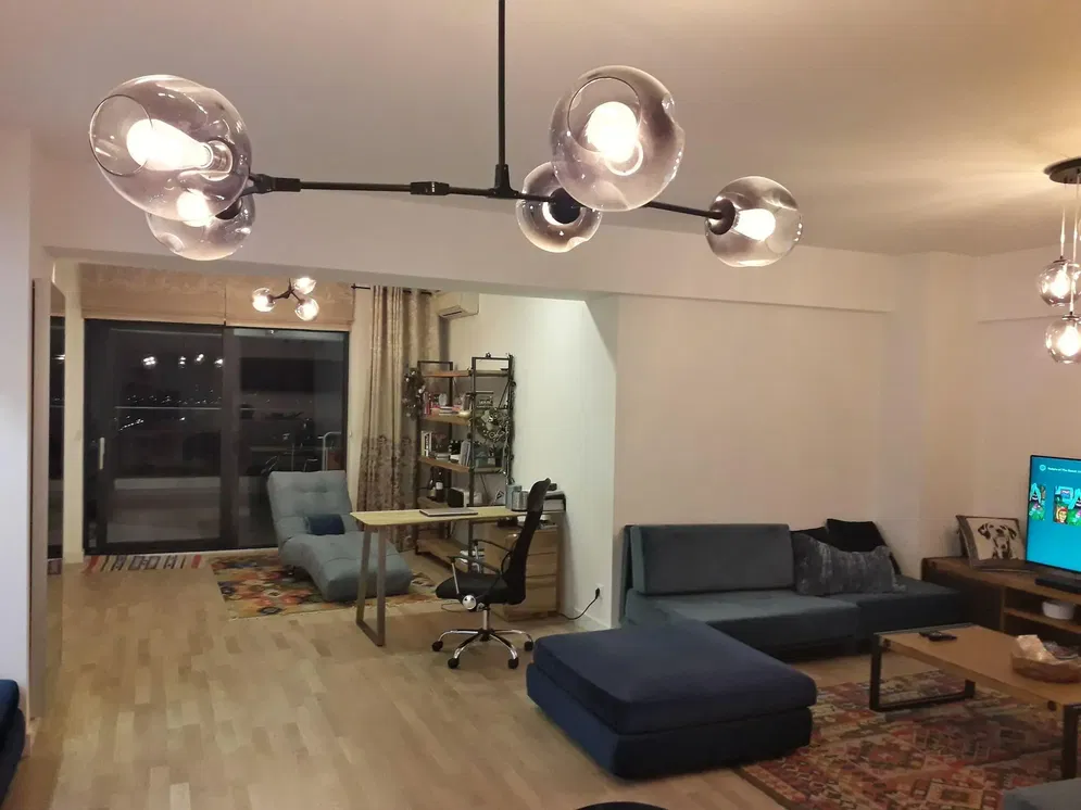 Küche; küchengeräte, holzboden, tageslicht, moderner stil