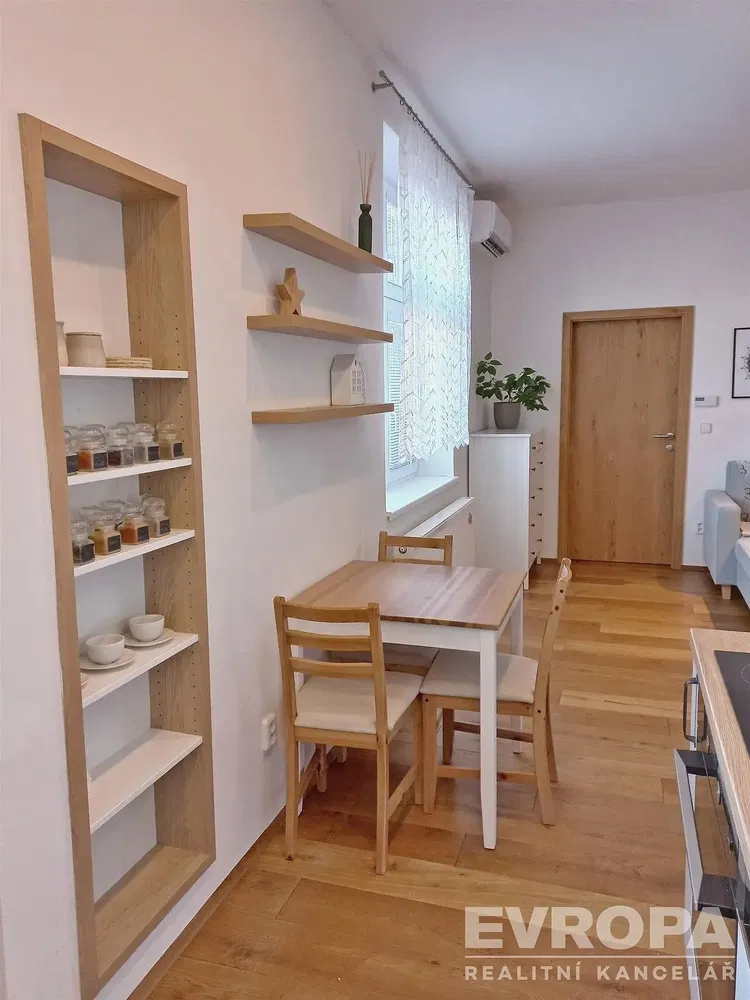 Cucina; elettrodomestici, pavimento in legno, luce naturale, stile moderno