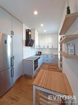 Cucina; elettrodomestici, pavimento in legno, luce naturale, stile moderno