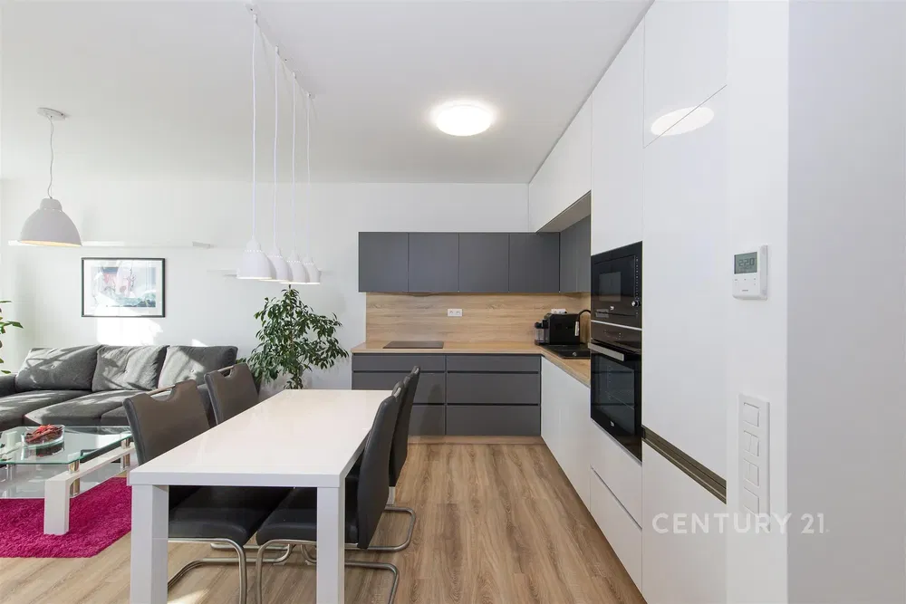 Wohnzimmer; holzboden, tageslicht, moderner stil