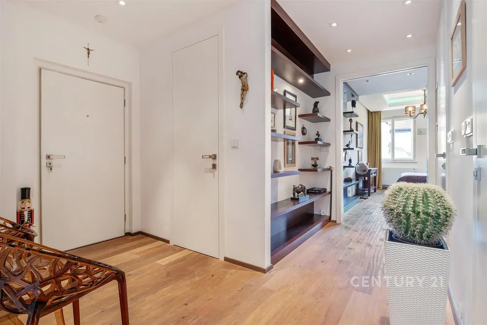 Cocina; electrodomésticos, suelo de madera, luz natural, estilo moderno