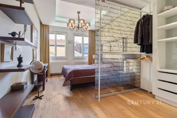 Κουζίνα; συσκευές κουζίνας, ξύλινο πάτωμα, φυσικό φως, μοντέρνο στυλ