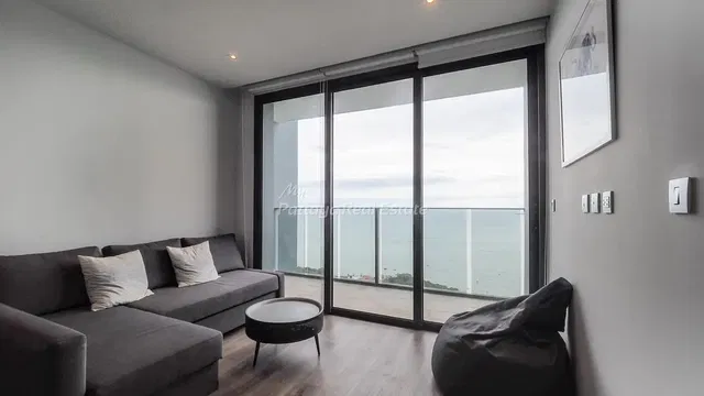 Kuchyňa; kuchynské spotrebiče, drevená podlaha, prirodzené svetlo, moderný štýl