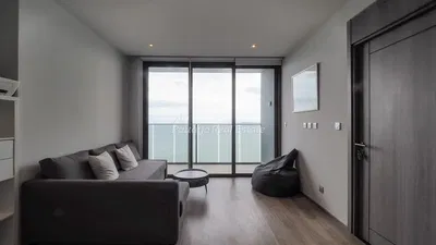 Küche; küchengeräte, holzboden, tageslicht, moderner stil