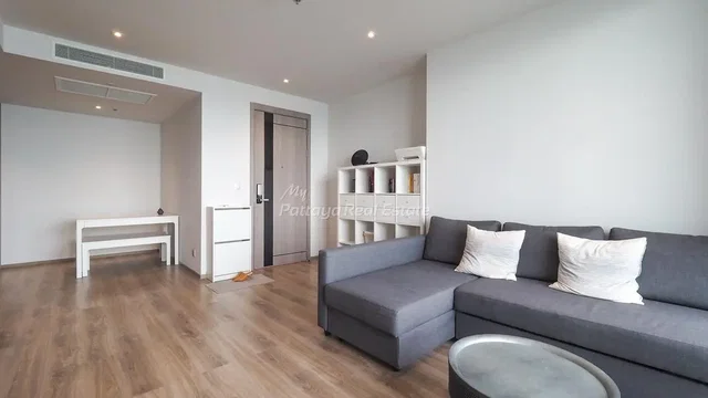 Kuchyňa; kuchynské spotrebiče, drevená podlaha, prirodzené svetlo, moderný štýl