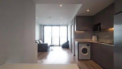 Küche; küchengeräte, holzboden, tageslicht, moderner stil