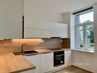 Küche; küchengeräte, holzboden, tageslicht, moderner stil