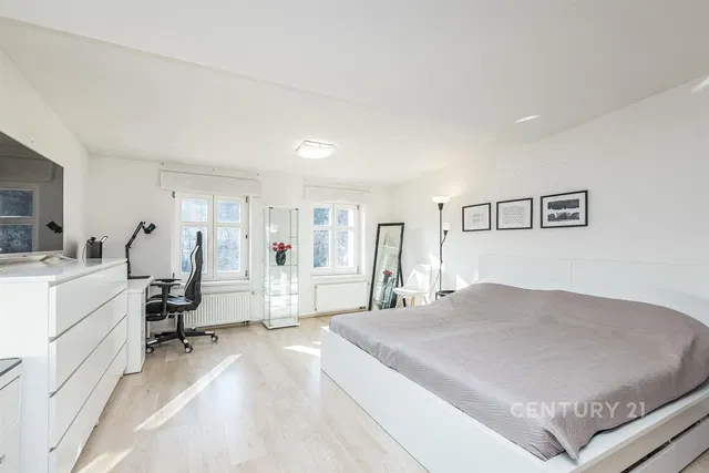 Кухня; кухненски уреди, дървен под, естествена светлина, модерен стил