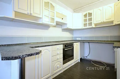 Кухня; кухненски уреди, дървен под, естествена светлина, модерен стил