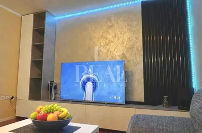 Cucina; elettrodomestici, pavimento in legno, luce naturale, stile moderno