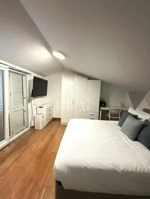 Cucina; elettrodomestici, pavimento in legno, luce naturale, stile moderno