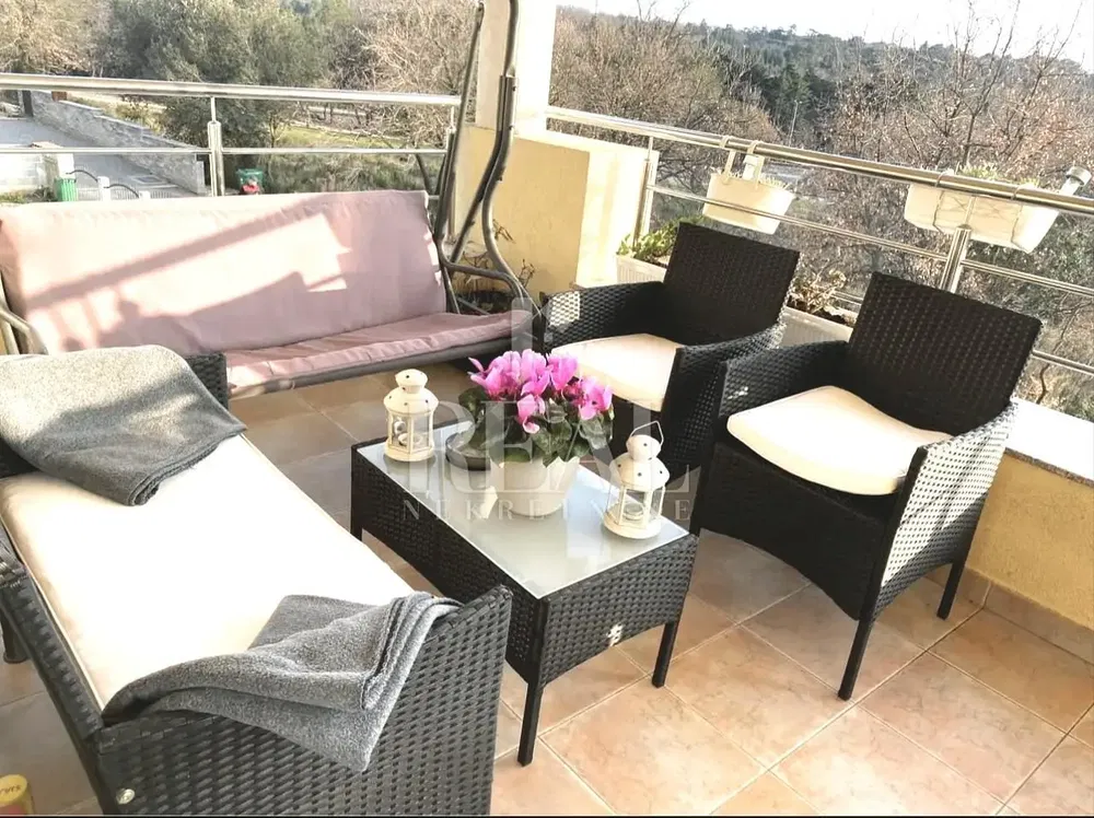 Cucina; elettrodomestici, pavimento in legno, luce naturale, stile moderno