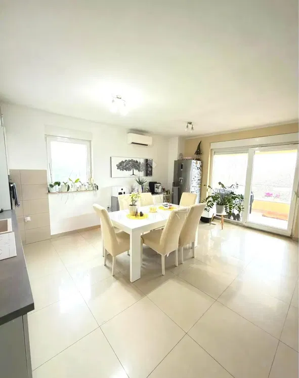 Cucina; elettrodomestici, pavimento in legno, luce naturale, stile moderno