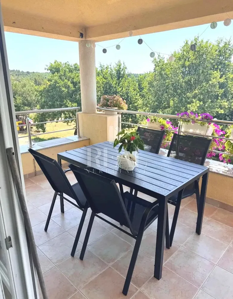 Cucina; elettrodomestici, pavimento in legno, luce naturale, stile moderno