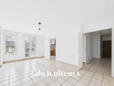 Σαλόνι; ξύλινο πάτωμα, φυσικό φως, μοντέρνο στυλ