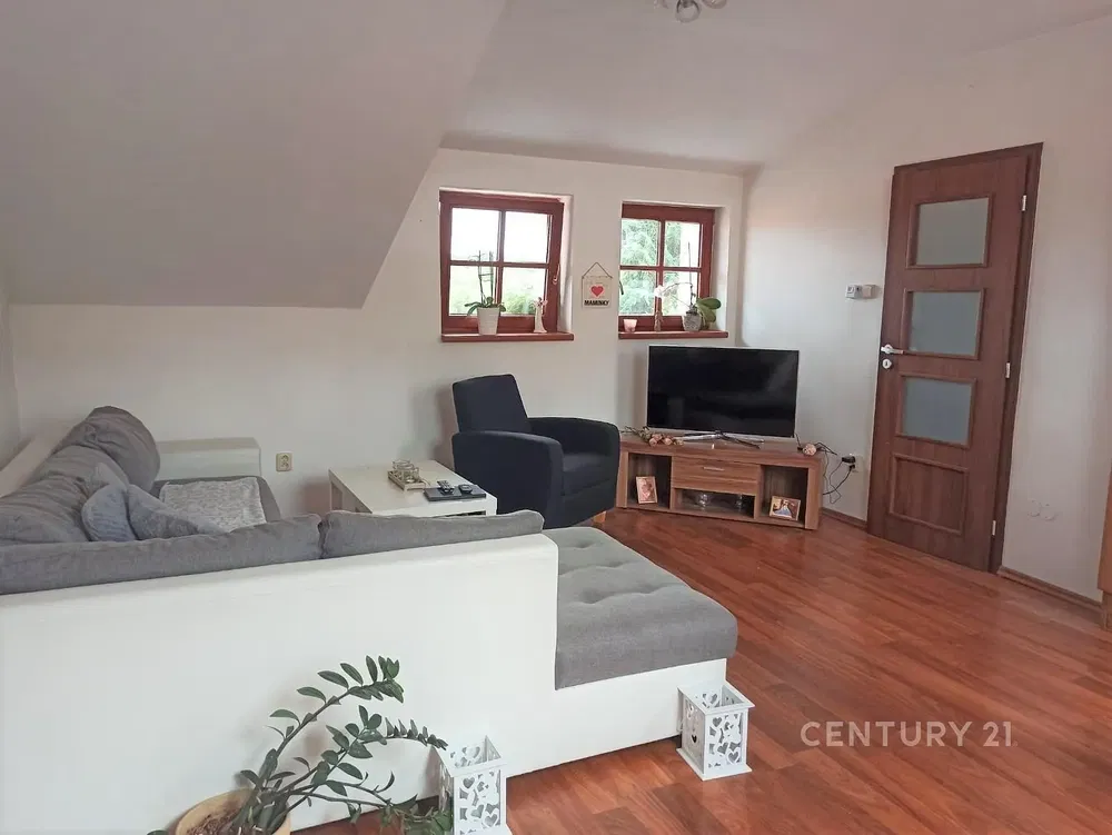 Cucina; elettrodomestici, pavimento in legno, luce naturale, stile moderno