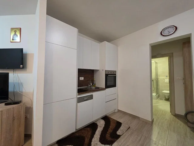 Küche; küchengeräte, holzboden, tageslicht, moderner stil