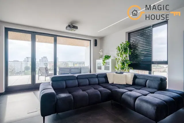 Кухиња; кухињски апарати, дрвени под, природно светло, модерни стил