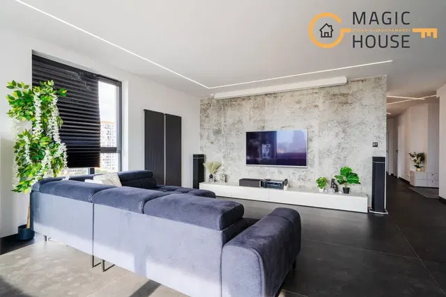 Дневна соба; дрвени под, природно светло, модерни стил