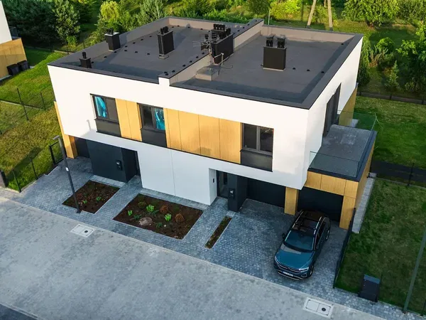 Кухиња; кухињски апарати, дрвени под, природно светло, модерни стил