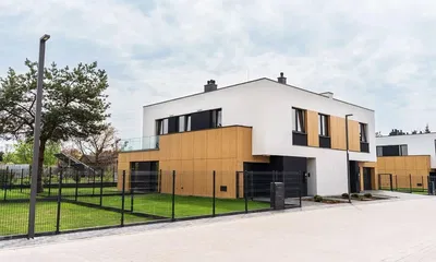 Кухиња; кухињски апарати, дрвени под, природно светло, модерни стил