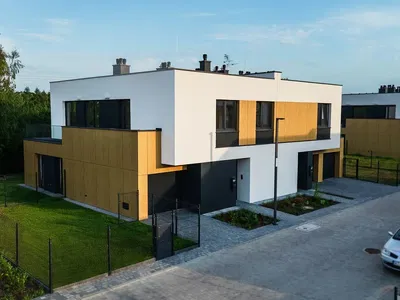 Кухиња; кухињски апарати, дрвени под, природно светло, модерни стил