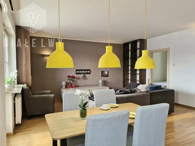 Cuisine; électroménager, parquet, lumière naturelle, style moderne