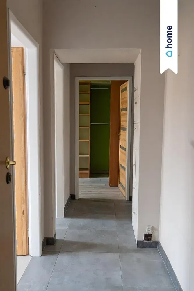 Кухиња; кухињски апарати, дрвени под, природно светло, модерни стил