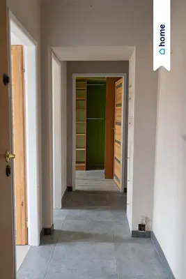 Кухиња; кухињски апарати, дрвени под, природно светло, модерни стил