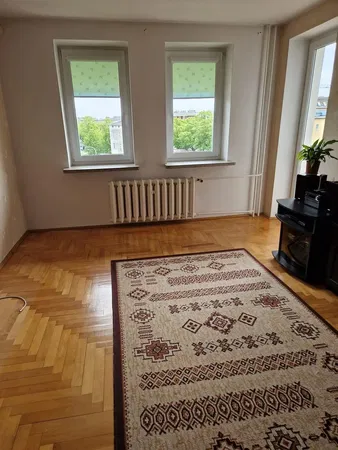 Кухиња; кухињски апарати, дрвени под, природно светло, модерни стил