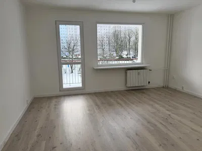 Кухиња; кухињски апарати, дрвени под, природно светло, модерни стил