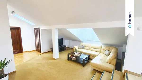 Кухиња; кухињски апарати, дрвени под, природно светло, модерни стил