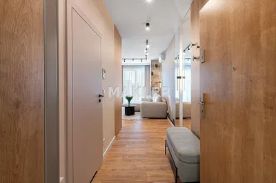 Кухиња; кухињски апарати, дрвени под, природно светло, модерни стил