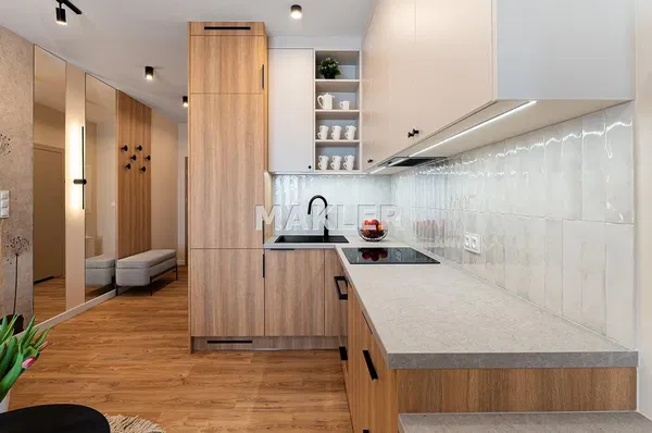 Кухиња; кухињски апарати, дрвени под, природно светло, модерни стил