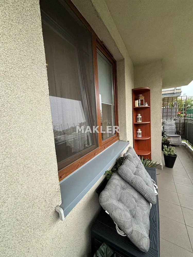 Кухиња; кухињски апарати, дрвени под, природно светло, модерни стил