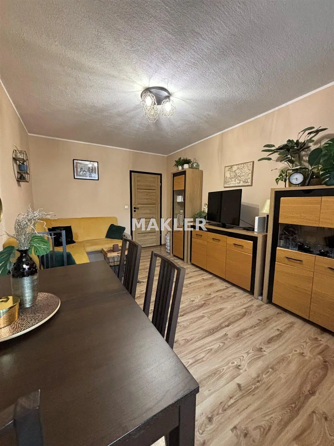 Кухиња; кухињски апарати, дрвени под, природно светло, модерни стил