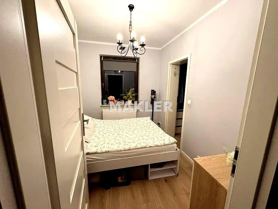 Дневна соба; дрвени под, природно светло, модерни стил