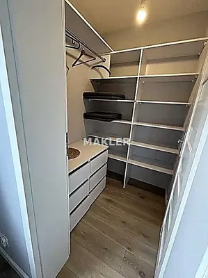 Кухиња; кухињски апарати, дрвени под, природно светло, модерни стил