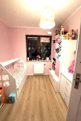 Кухиња; кухињски апарати, дрвени под, природно светло, модерни стил