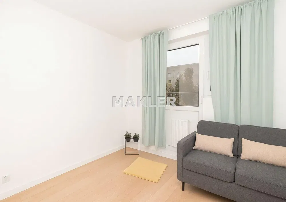 Кухиња; кухињски апарати, дрвени под, природно светло, модерни стил