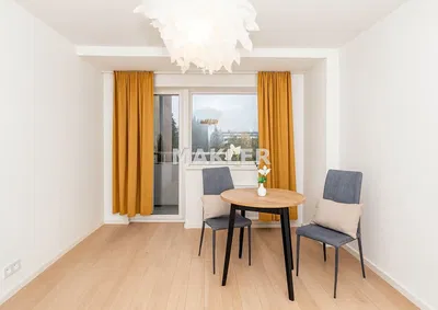 Кухиња; кухињски апарати, дрвени под, природно светло, модерни стил