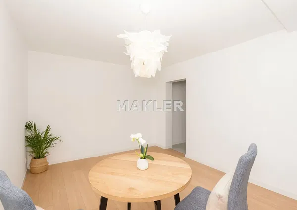 Кухиња; кухињски апарати, дрвени под, природно светло, модерни стил