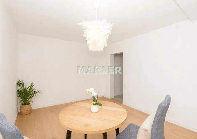 Küche; küchengeräte, holzboden, tageslicht, moderner stil