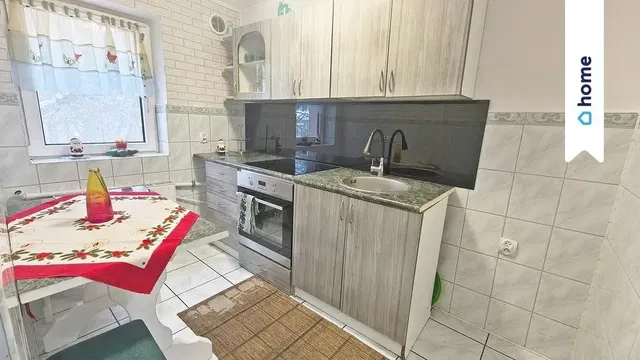 Cozinha; eletrodomésticos, chão de madeira, luz natural, estilo moderno