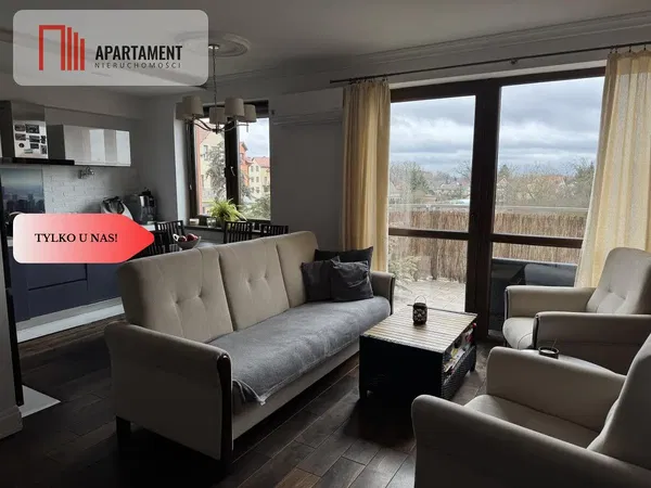 Кухня; кухненски уреди, дървен под, естествена светлина, модерен стил